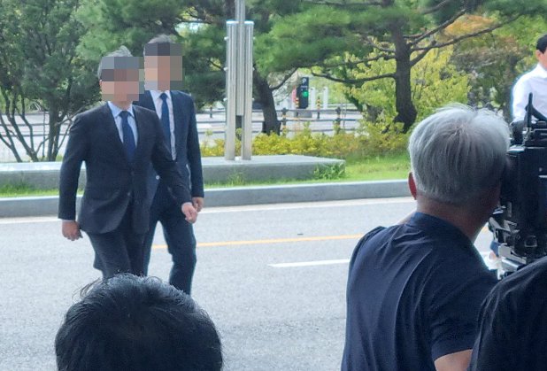 [전주=뉴시스] 김얼 기자 = 문재인 전 대통령의 '옛 사위 특혜채용 의혹'과 관련해 전직 행정관이 "검찰의 압수수색이 부당하다"며 제기한 준항고가 대법원에서도 받아들여졌다. 사진은 지난 9월27일 사진은 청와대 전 행정관 신모 씨가 참고인 신분으로 조사를 받기 위해 전북 전주시 전주지검에 들어서는 모습 .2024.09.27. pmkeul@newsis.com