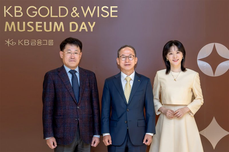 양종희 KB금융지주 회장(가운데)과 유문형 삼성문화재단 대표이사(왼쪽), KB GOLD&WISE the FIRST 광고모델 이영애씨가 4일 서울 용산구 리움미술관에서 열린 'KB GOLD&WISE 뮤지엄 데이'에서 기념촬영을 하고 있다. KB금융그룹 제공