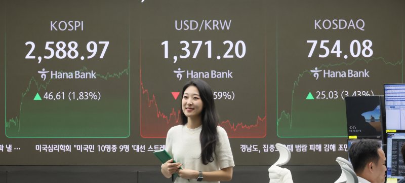 코스피 1.83%·코스닥 3.43% 상승 코스피가 4일 2% 가까이 올라 2580대를 회복했다. 이날 코스피는 전장보다 46.61p(1.83%) 오른 2588.97, 코스닥은 전장보다 25.03p(3.43%) 오른 754.08에 장을 마쳤다. 이날 서울 중구 하나은행 본점 딜링룸. 연합뉴스