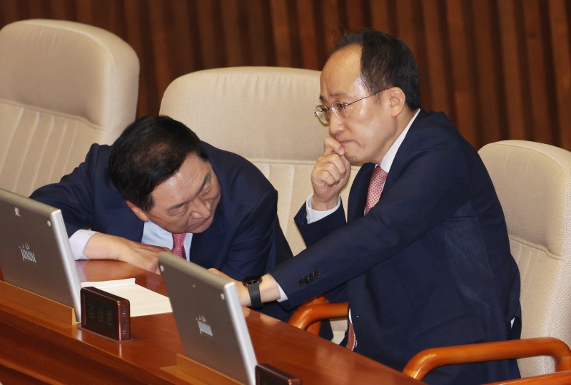 심각 윤석열 대통령이 4일 한덕수 국무총리가 대독한 국회 시정연설에서 교육·연금·노동·의료 등 4대 개혁의 중단 없는 추진을 강조한 것을 놓고 여야 반응은 첨예하게 엇갈렸다. 국민의힘 추경호 원내대표(오른쪽)가 본회의에서 시정연설을 들으며 김기현 의원과 대화하고 있다.