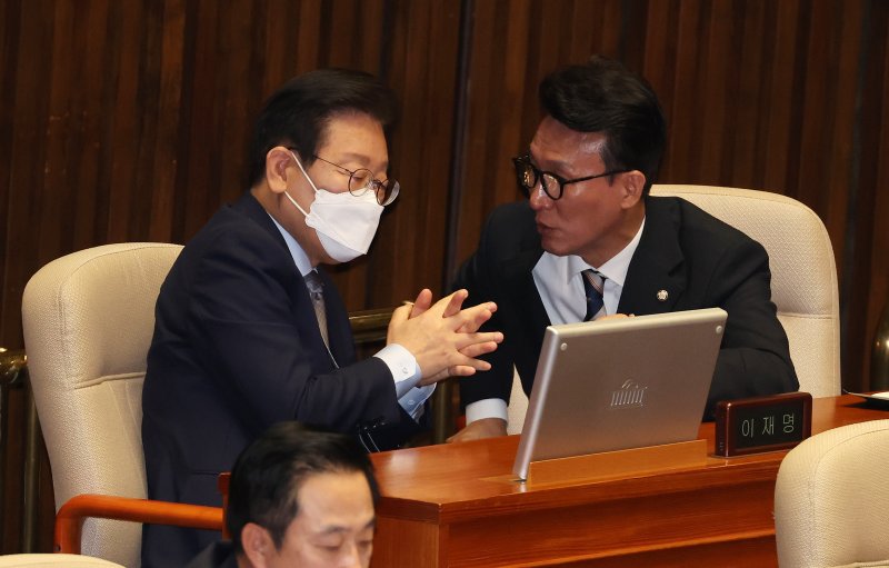 이재명 더불어민주당 대표(왼쪽)와 김민석 최고위원이 의견을 나누는 모습. 연합뉴스