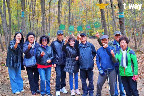 티웨이항공이 지난달 말 진행한 ‘눈부신 외출 in 숲’에 참여한 순직 소방공무원 유가족이 기념 사진을 촬영하고 있다. 티웨이항공 제공