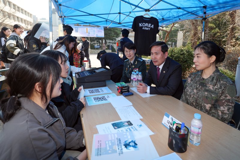 김선호 국방부 차관이 지난 3월 서울 용산구 숙명여자대학교 학군단에서 ROTC 모집 홍보 부스를 방문에 학생들과 상담을 하고 있다. 사진=국방부 제공