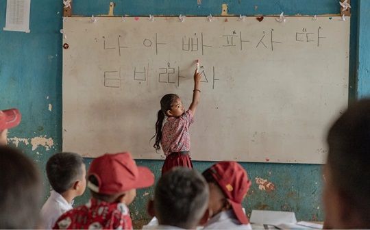 인도네시아 부톤섬의 찌아찌아족의 한 학교에서 학생들이 한글을 이용해 현지 언어를 배우고 있다. 사진=NYT