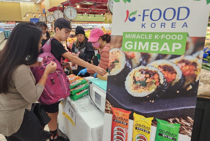 [서울=뉴시스]한국 냉동김밥에 관심을 보이는 미국인들.(사진=한국농수산식품유통공사 제공) *재판매 및 DB 금지 /사진=뉴시스