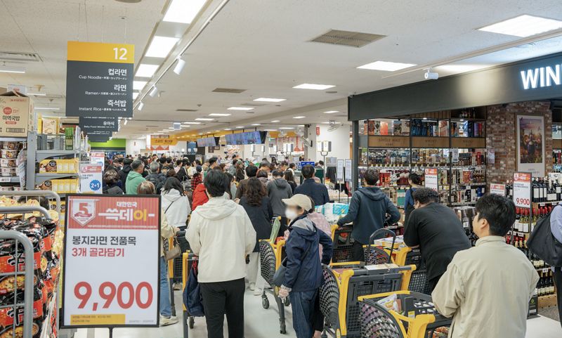 지난 1일 '쓱데이' 개막을 맞아 이마트 용산점이 오픈 전부터 줄을 선 고객들로 붐비고 있다. 이마트 제공