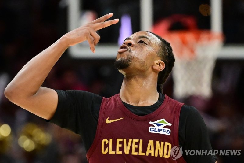 데리우스 갈런드 Nov 4, 2024; Cleveland, Ohio, USA; Cleveland Cavaliers guard Darius Garland (10) celebrates after hitting a three point basket during the second half against the Milwaukee Bucks at Rocket Mortgage FieldHouse. Mandatory Credit: Ken Blaze-Imagn Images