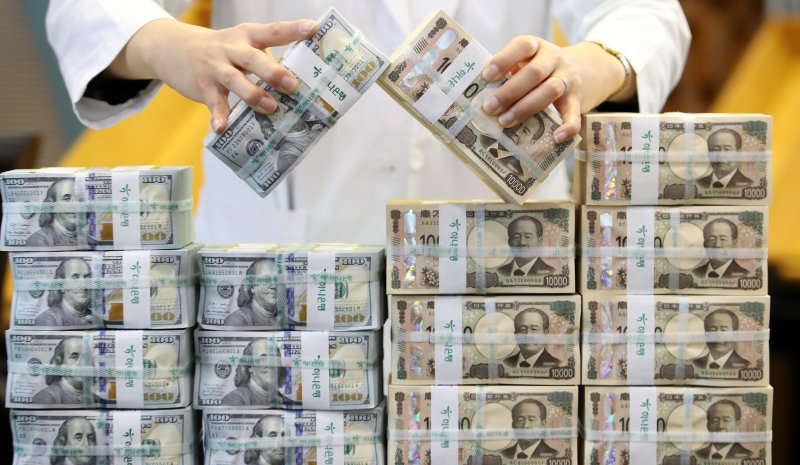 서울 중구 하나은행 위변조대응센터에서 직원이 엔과 달러화를 정리하고 있다. 뉴스1