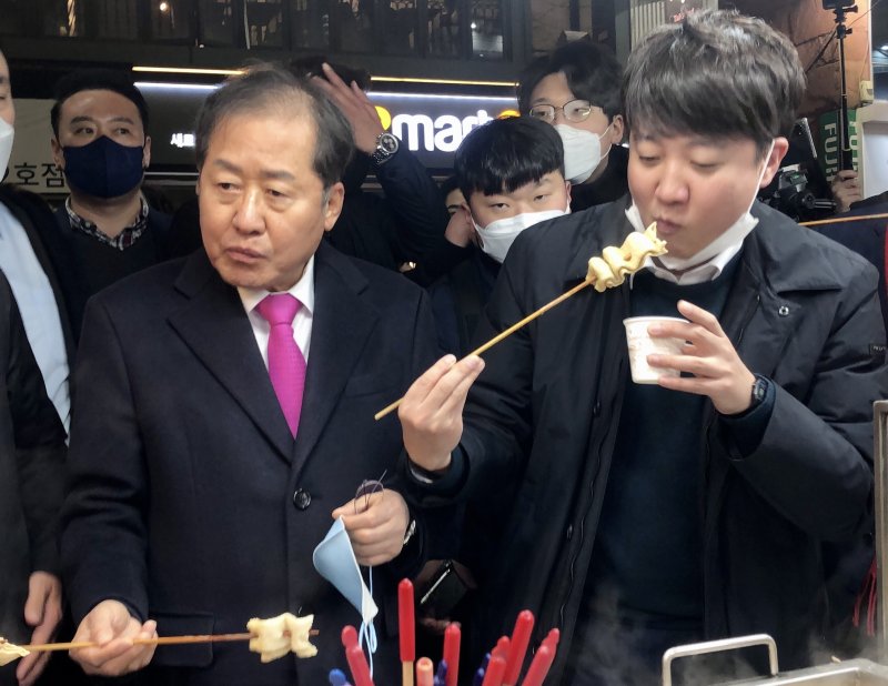 지난 2022년 2월 인기있는바카라사이트 당시 국민의힘 의원과 인기있는바카라사이트 당시 국민의힘 대표가 대구 동성로 어묵가게에서 어묵을 먹고 있다. (사진은 기사 내용과 무관함) 뉴스1