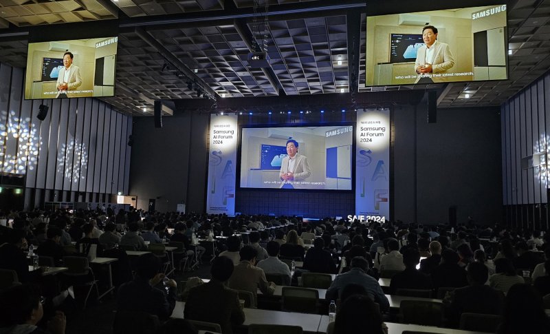 삼성전자가 4일∼5일 '삼성 AI 포럼 2024'를 열고 글로벌 AI 석학들과 AI의 미래에 대해 논의했다. 한종희 삼성전자 대표이사 부회장이 '삼성 AI 포럼 2024'에서 개회사를 하고 있다. 삼성전자 제공