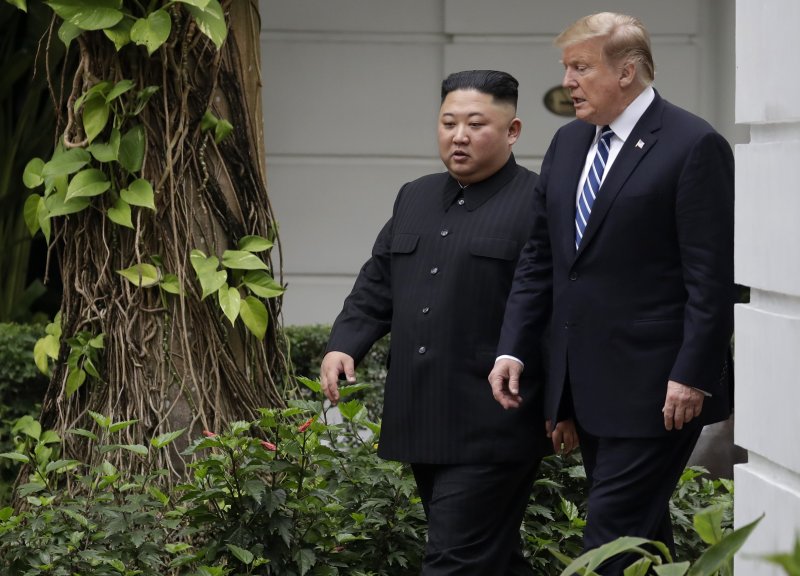지난 2019년 2월 김정은 북한 국무위원장과 도널드 트럼프 미국 대통령이 베트남 하노이 메트로폴호텔에서 단독 회담을 마치고 회담장 주변을 거닐며 대화를 나누고 있다. 북핵문제 해결을 위한 북미 정상들의 '담판'으로 기대를 모았던 이 회담은 실패로 돌아갔다. AP뉴시스