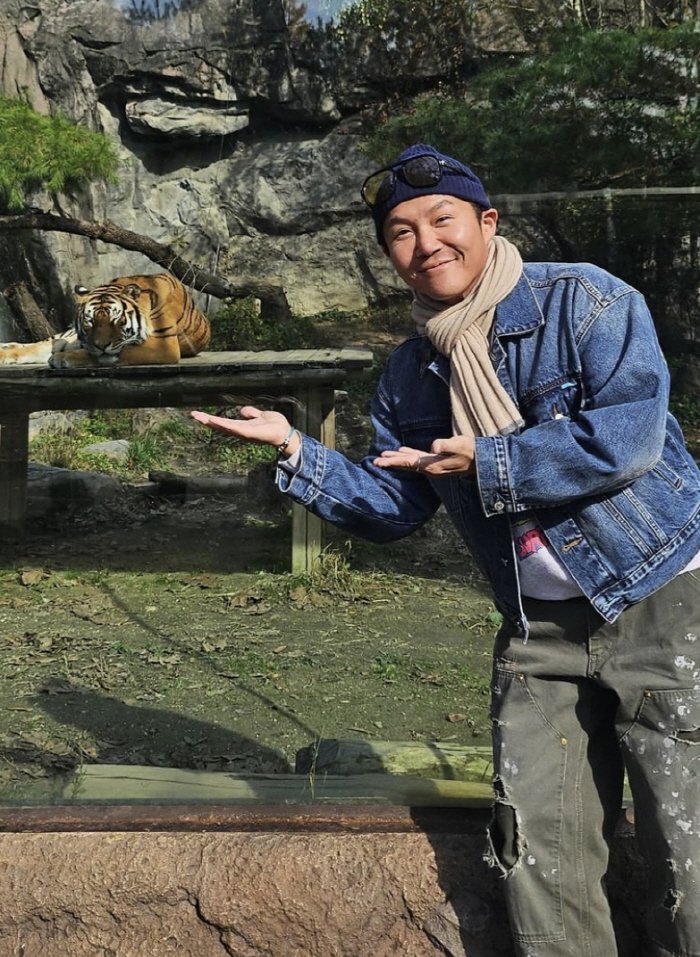 새신랑 조세호, 페인트 묻은 바지로 가을 패션 완성