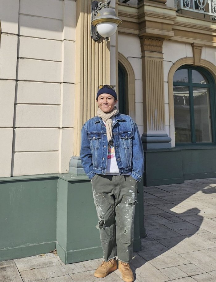 새신랑 조세호, 페인트 묻은 바지로 가을 패션 완성