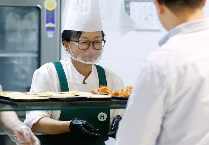 "평소엔 남기는데"…'급식대가' 음식 맛본 직장인 후기