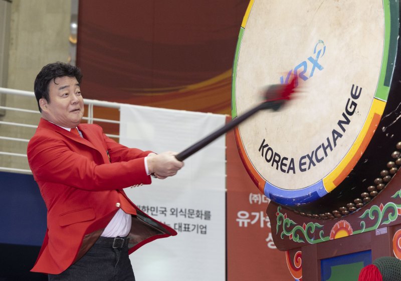 6일 서울 여의도 한국거래소 홍보관에서 진행된 더본 코리아 상장식에서 백종원 대표가 기념북을 치고 있다. 뉴시스 제공