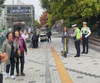 지난 1일 서울 숭실대 인근서 실시한 전동킥보드 단속 현장. 서울시 제공