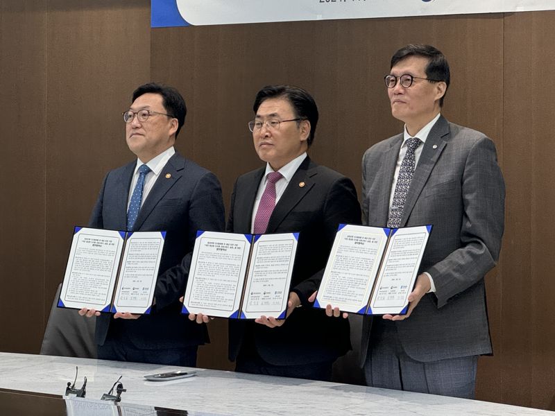 한국은행과 금융위원회, 과학기술정보통신부가 6일 오전 서울 중구 한은 본관에서 ‘국민 체감형 디지털 금융서비스 실증’을 위한 업무협약을 체결했다. 왼쪽부터 김병환 금융위원장, 유상임 과학기술정보통신부 장관, 이창용 한국은행 총재. /사진=김동찬 기자.