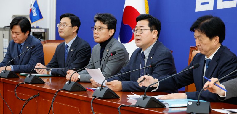 박찬대 더불어민주당 원내대표가 6일 오전 서울 여의도 국회에서 열린 대한민국 주식시장 활성화 TF 1차 회의에 참석해 모두 발언하고 있다. 2024.11.6/뉴스1 ⓒ News1 안은나 기자