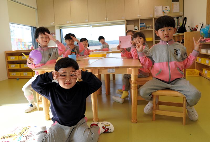 6일 전남 신안군 신안북부하나어린이집에서 아이들이 저마다의 포즈를 취하고 있다. 사진=박문수 기자