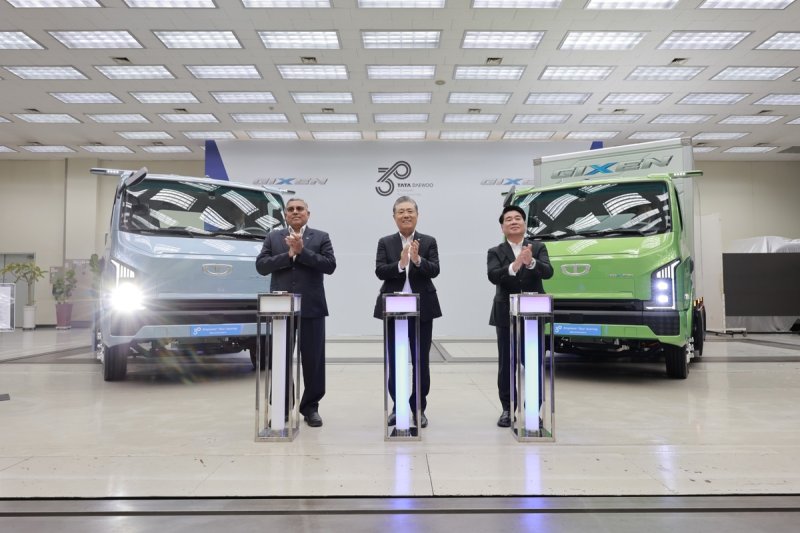 김방신 타타대우모빌리티 대표이사(가운데)와 전기트럭 '기쎈' [타타대우모빌리티 제공. 재판매 및 DB 금지]