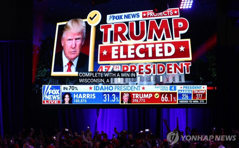 폭스뉴스 "트럼프 당선"에 열광하는 지지자들 Supporters react as Fox News projects Republican presidential nominee and former U.S. President Donald Trump as winner during the 2024 U.S. presidential election, in Palm Beach County Convention Center, in West Palm Beach, Florida, U.S., November 6, 2024. REUTERS/Brendan Mcd