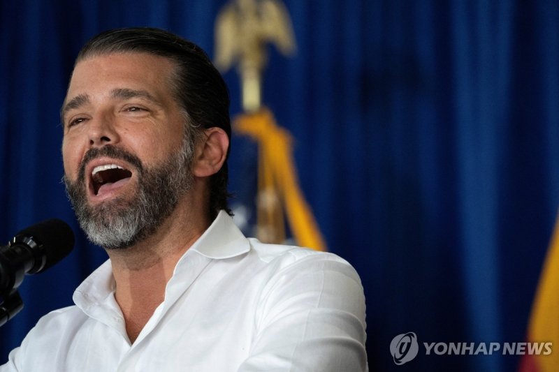 트럼프 전 미국 대통령의 장남 도널드 트럼프 주니어 Donald Trump Jr. speaks during the rally of Republican U.S. vice presidential nominee Senator JD Vance in Scottsdale, Arizona, U.S. November 2, 2024. REUTERS/Go Nakamura
