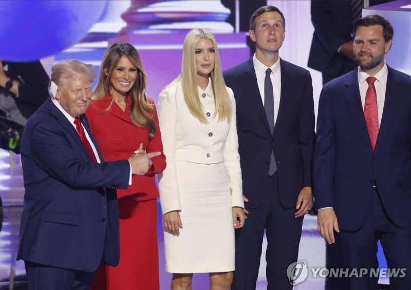 트럼프 전 대통령과 가족 Republican Presidential nominee and former President Donald Trump, his wife Melania stand on the stage with daughter Ivanka Trump and her husband Jared Kushner, and Republican Vice Presidential nominee Sen. JD Vance at the close of the 2024 Republican National Convention at Fiserv Foru