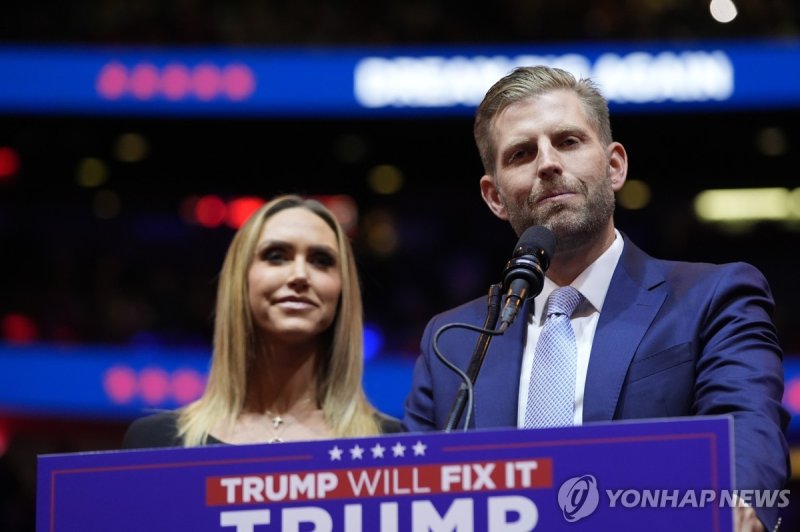 트럼프 전 미국 대통령의 차남 에릭과 며느리 라라 Eric Trump and his wife Lara speak before Republican presidential nominee former President Donald Trump at a campaign rally at Madison Square Garden, Sunday, Oct. 27, 2024, in New York. (AP Photo/Alex Brandon)