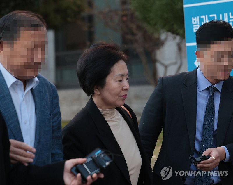 창원지검 방문한 국민의힘 김영선 전 의원 창원지검 방문한 국민의힘 김영선 전 의원 (창원=연합뉴스) 정종호 기자 = 6일 오후 국민의힘 김영선 전 의원(가운데)이 경남 창원시 성산구 창원지방검찰청에 압수물 가환부 민원 업무를 보기 위해 이동하고 있다. 김 전 의원은 2022년 6·1 국회의원 보궐선거에서 창원의창 지역구에 당선된 후 공천개입 의혹 인물인 명태균 씨에게 9천여만원을 보낸 혐의를 받는다. 2024.11.6 jjh23@yna.co.kr (끝)