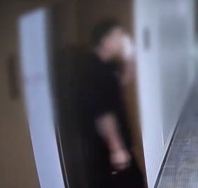 [서울=뉴시스] 중국의 한 남성이 여성 승무원들의 스타킹을 훔치다 적발됐다. (사진=샤오샹 모닝뉴스) *재판매 및 DB 금지