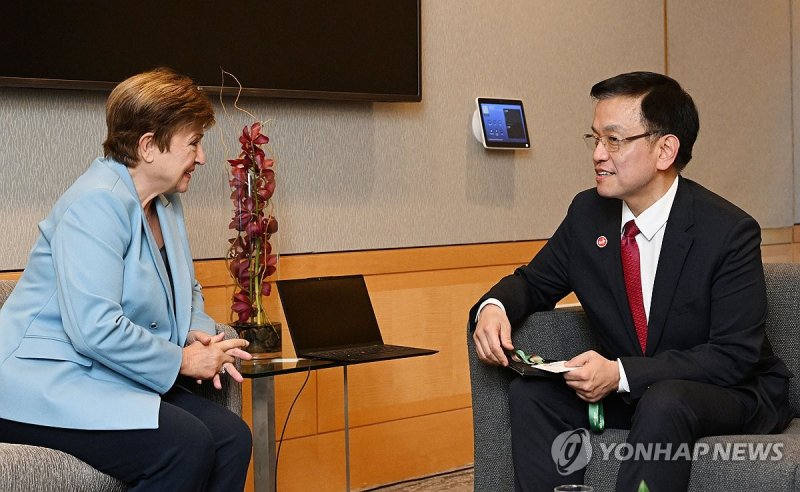 IMF총재와 면담하는 최상목 부총리 IMF총재와 면담하는 최상목 부총리 (서울=연합뉴스) G20재무장관회의 참석차 미국 워싱턴D.C.를 방문 중인 최상목 부총리 겸 기획재정부 장관(오른쪽)이 지난 23일(현지시간) 오후 국제통화기금(IMF)에서 크리스탈리나 게오르기에바 IMF총재와 면담하고 있다. 2024.10.25 [기획재정부 제공. 재판매 및 DB 금지] photo@yna.co.kr (끝)