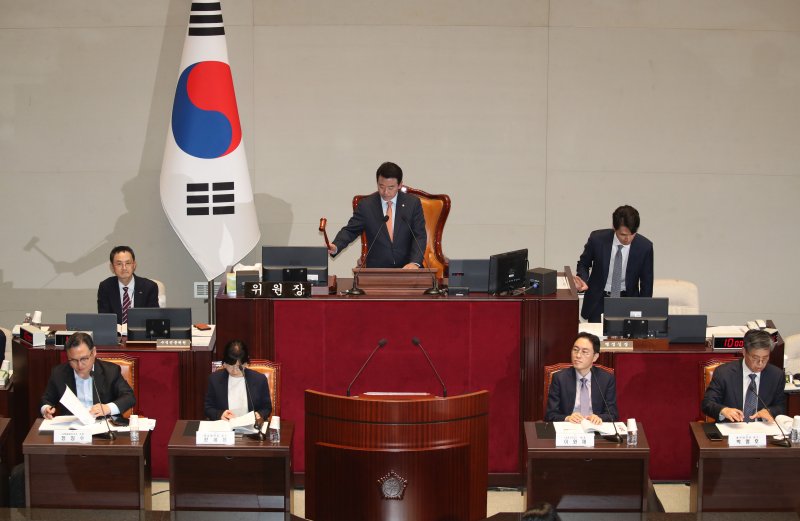 박정 국회 예산결산특별위원장이 31일 오후 서울 여의도 국회 예산결산특별위원회 회의장에서 열린 2025년도 예산안 및 기금운용계획안에 대한 공청회에서 의사봉을 두드리고 있다. 2024.10.31/뉴스1 ⓒ News1 이광호 기자