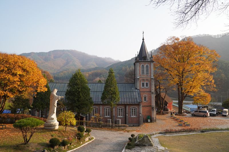 지난 1907년 완공된 풍수원성당은 우리나라에 지어진 네번째 성당이자 강원도에서 가장 오래된 성당이다. 횡성문화관광재단 제공