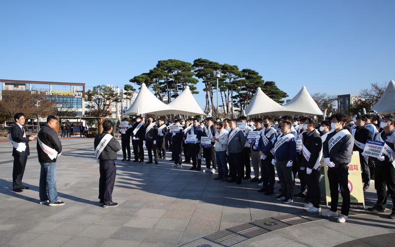 현대트랜시스 협력사 관계자들이 지난 6일 현대트랜시스 파업 중단 결의대회를 열고 있다. 현대트랜시스 협력회 제공