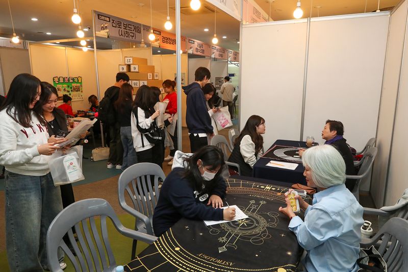 동아대 승학캠퍼스 체육관과 부민캠퍼스 국제관에서 열린 ‘대학-지역사회와 함께하는 진로직업박람회’ 모습. 동아대 제공