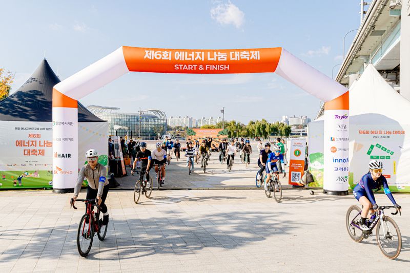 지난 2일 서울 반포 한강공원에서 열린 제6회 에너지 나눔 대축제 행사에서 시민들이 '5km 에너지 라이딩 챌린지'에 참여하고 있다. 밀알복지재단 제공