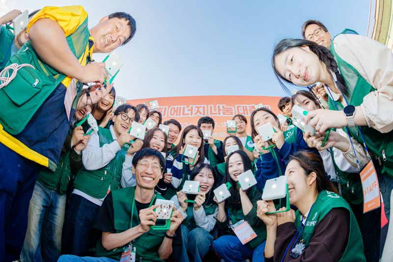 지난 2일 서울 반포 한강공원에서 열린 제6회 에너지 나눔 대축제 행사에서 밀알복지재단 직원들이 시민들의 참여로 제작된 태양광 랜턴을 선보이고 있다. 밀알복지재단 제공