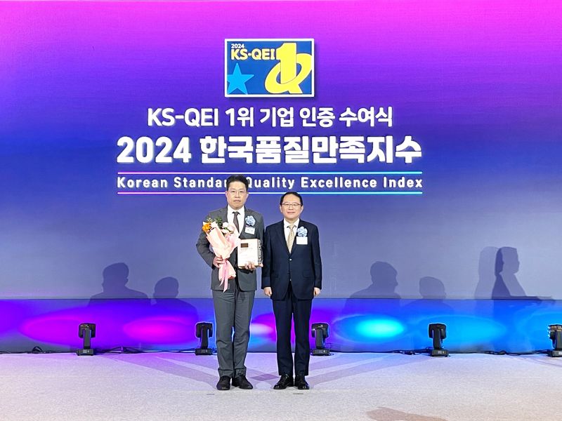 지난 6일 서울 중구 소공동 롯데호텔에서 열린 '2024 한국품질만족지수(KS-QEI)’ 인증수여식에서 최근영 대동 그룹IMC본부장(왼쪽)과 강명수 한국표준협회장이 기념 촬영을 하고 있다. 대동 제공