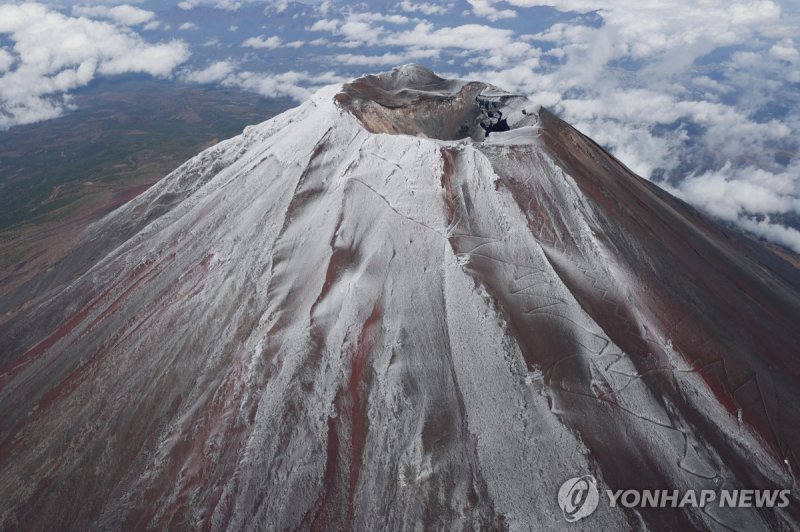 지난 6일 일본 후지산에 눈이 내린 모습/사진=연합뉴스