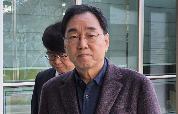 강원 속초해수욕장 관광 테마시설(대관람차) 사업자 선정 과정에서 사업자에게 특혜를 준 혐의로 불구속 기소된 김철수 전 속초시장이 재판에 참석하기 위해 7일 춘천지법 속초지원에 들어서고 있다. 2024.11.7/뉴스1 ⓒ News1 윤왕근 기자