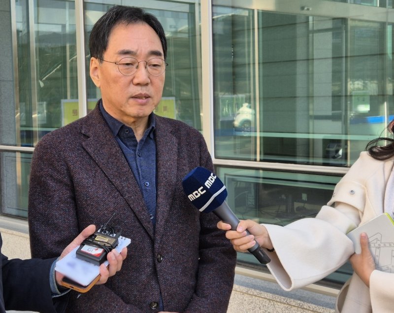 강원 속초해수욕장 관광 테마시설(대관람차) 사업자 선정 과정에서 사업자에게 특혜를 준 혐의로 불구속 기소된 김철수 전 속초시장이 7일 춘천지법 속초지원에서 첫 재판을 마친 뒤 취재진의 질문에 답하고 있다. 2024.11.7/뉴스1