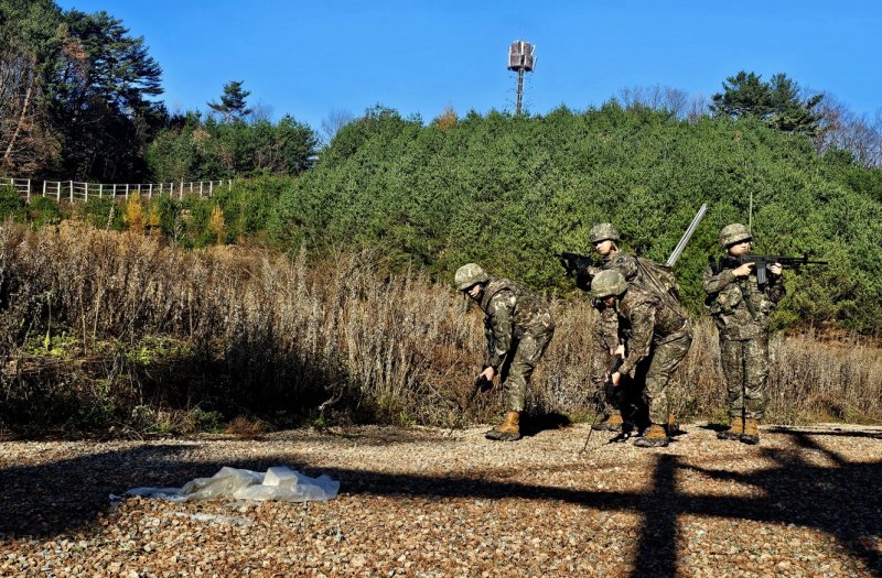 지난 7일 강원 평창군 알펜시아 스키점프센터 일원에서 열린 북한 대남 오물 풍선 도발 상황 가정 민·관·군·경·소방 통합 훈련에서 육군 36사단 화생방테러특수임무대(CRST) 장병들이 원점 지역 일대에서 화학작용제 유무를 탐지하고 있다. 이날 훈련에는 36사단 CRST와 평창대대, 군청·경찰서·소방서·의료원·강원개발공사, 국유림사무소, 드론기술원 관계자 등 70여명이 참가해 대 테러 작전 및 통합 방위 작전 수행 절차 숙달에 나섰다. 사진=육군 36보병사단 제공