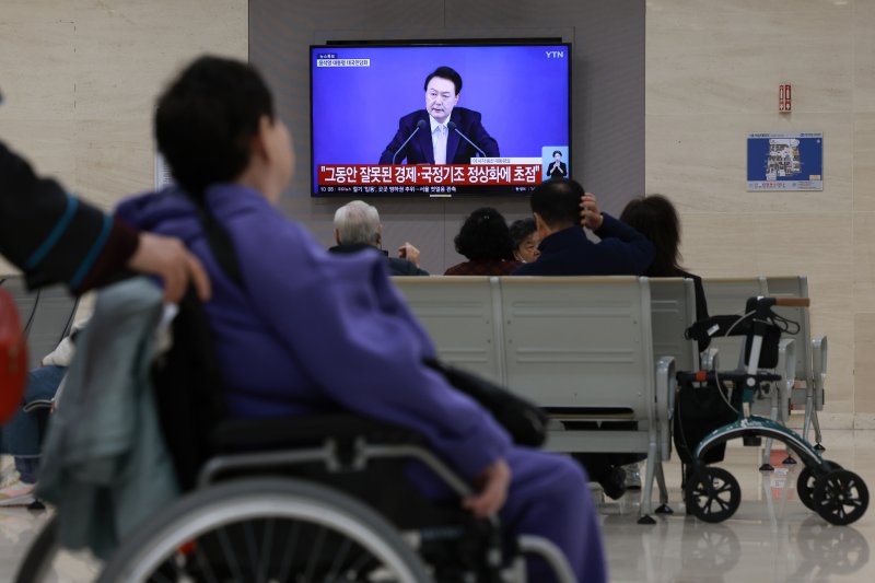 7일 오전 서울 시내 한 대학병원에 설치된 TV로 내원객들이 윤석열 대통령의 '대국민 담화 및 기자회견' 생중계를 시청하고 있다. 연합뉴스