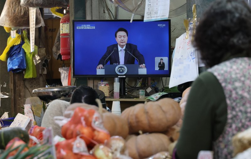 7일 서울 시내 한 전통시장에서 상인들이 윤석열 대통령의 '대국민 담화 및 기자회견' 생중계를 지켜보고 있다. 윤 대통령은 이날 명태균씨 녹취록 파문을 비롯해 당정갈등 봉합방안, 국정 쇄신책 등 다양한 현안에 대해 솔직한 심정을 밝히고 대국민 사과를 했다. 연합뉴스