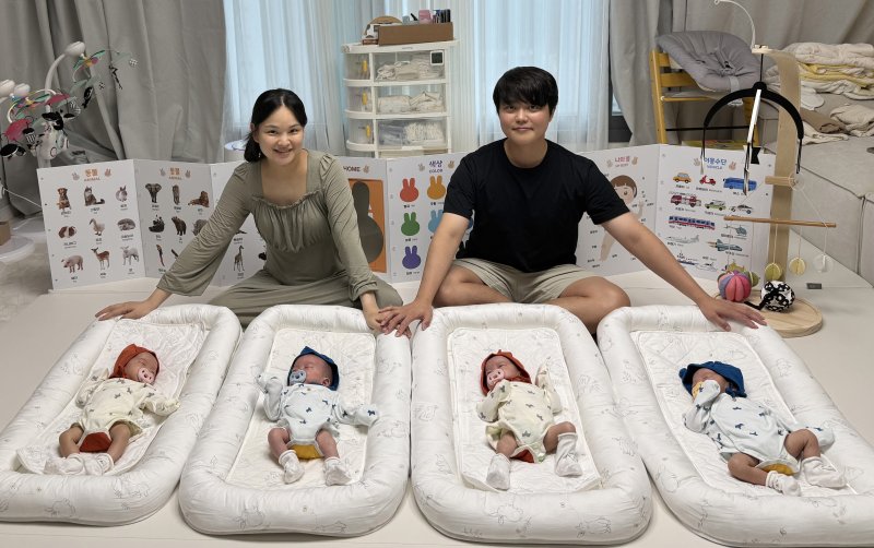 정재룡 LX하우시스 선임 부부와 네 쌍둥이 LX홀딩스 제공