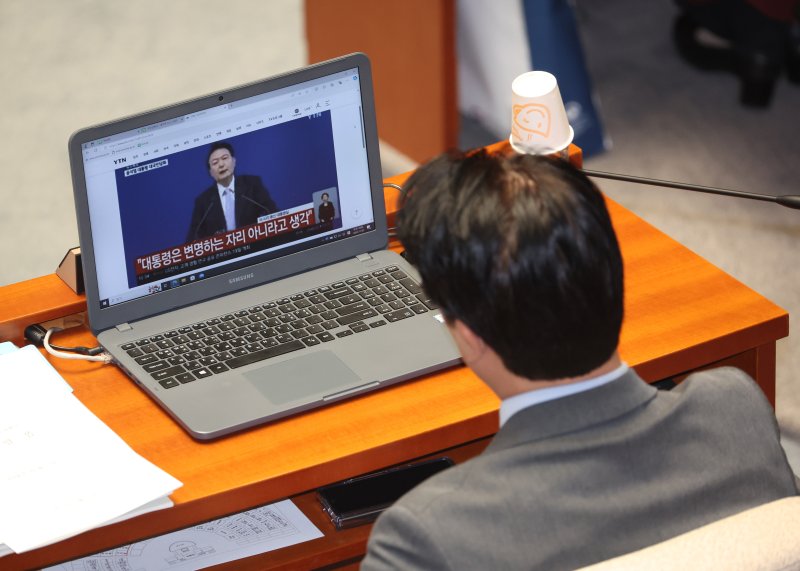 윤대통령 담화 보는 여당 의원 7일 국회에서 열린 예결위 회의에서 한 여당 의원이 윤석열 대통령 담화 생중계를 보고 있다. 연합뉴스