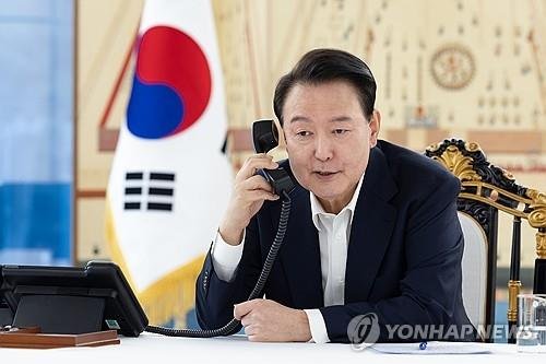 윤석열 대통령이 2024년 11월 7일 서울 한남동 대통령 관저에서 도널드 트럼프 미국 대통령 당선인과 전화 통화를 하고 있다. 연합뉴스