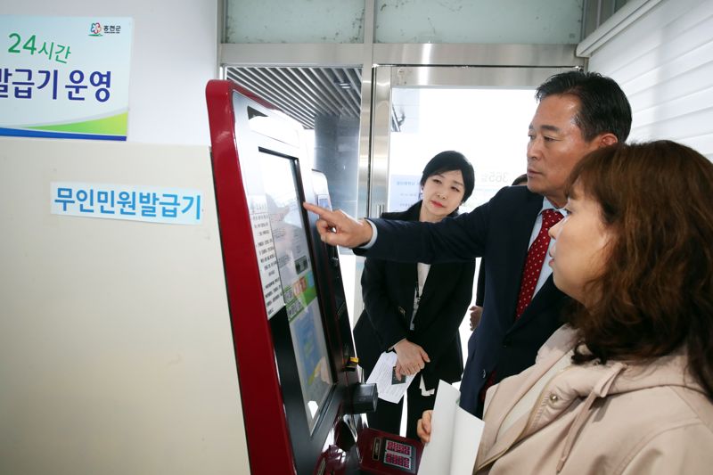 "국내 이민자 인기 서비스는?"...홍천군 개발 무인민원발급기 전국 보급 확대