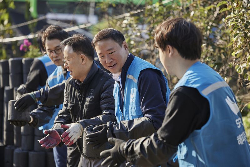 7일 서울 서초구 전원마을 비닐하우스 단지에서 허희수 SPC 부사장(오른쪽에서 둘째)을 비롯한 SPC 임직원들이 연탄 배달을 하고 있다. SPC그룹 제공