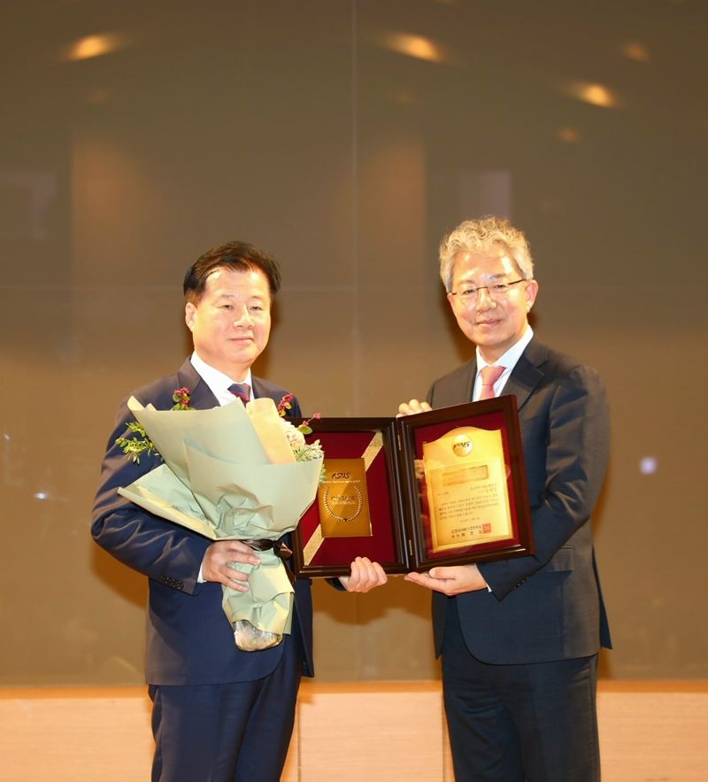 8일 인천국제공항공사 인재개발원에서 열린 '2024 한국서비스경영학회 추계 학술대회'에서 강석진 중소벤처기업진흥공단 이사장(왼쪽)이 '서비스 엑설런스 어워드' 수상 후 기념사진을 찍고 있다. 중소벤처기업진흥공단 제공